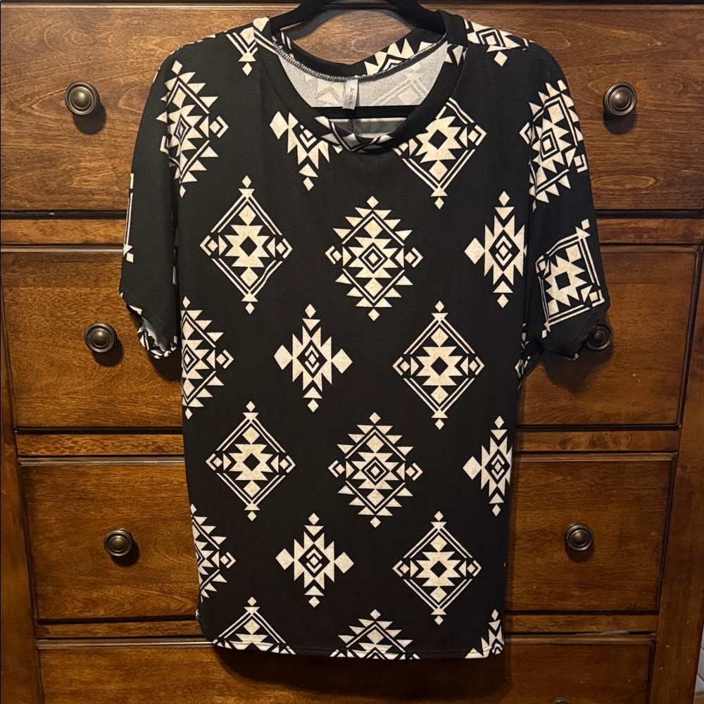 Acting Pro Black and Cream Aztec Pattern Top